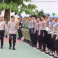 FOTO: Kapolresta Sumenep Kombes Pol. Ariek Indra Sentanu, S.H., S.I.K., M.H., saat melakukan pengecekan personil pasukan. @by_News9.id