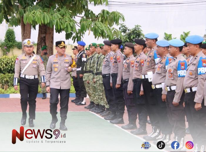 FOTO: Kapolresta Sumenep Kombes Pol. Ariek Indra Sentanu, S.H., S.I.K., M.H., saat melakukan pengecekan personil pasukan. @by_News9.id