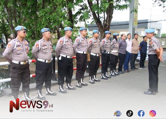 FOTO: Iptu Suwandi, Kasi Propam Polresta Sumenep, saat memimpin apel Gaktibplin. @by_News9.id