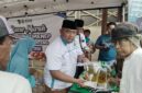 FOTO: Joko Saifurrijal, (tengah), penanggung jawab bazar murah, @by_News9.id