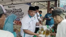 FOTO: Joko Saifurrijal, (tengah), penanggung jawab bazar murah, @by_News9.id