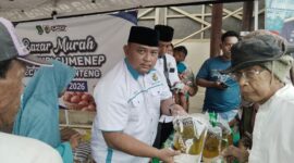 FOTO: Joko Saifurrijal, (tengah), penanggung jawab bazar murah, @by_News9.id
