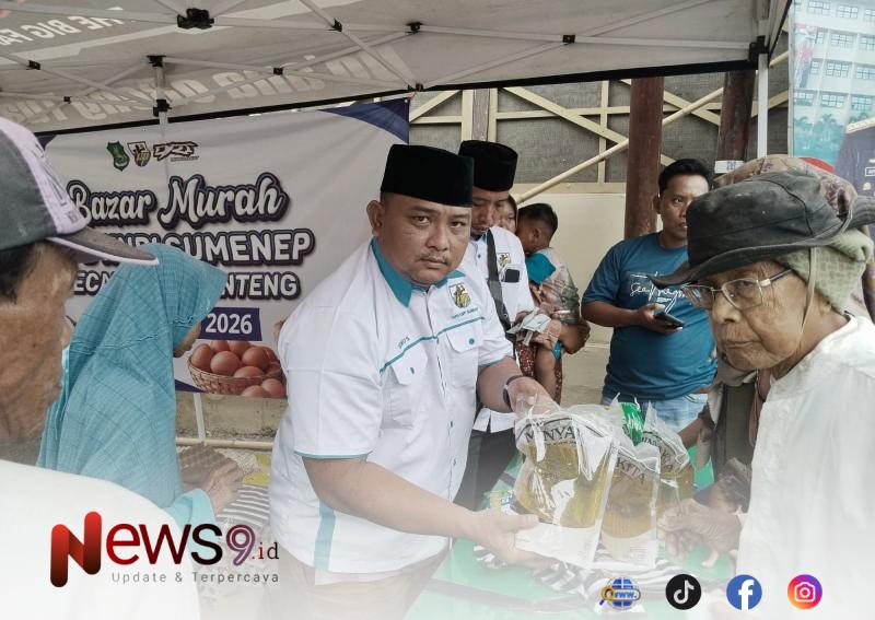 FOTO: Joko Saifurrijal, (tengah), penanggung jawab bazar murah, @by_News9.id