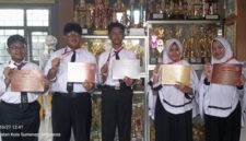 FOTO: Lima siswa SMP Integral Luqman Al Hakim Sumenep yang berhasil meraih medali dalam ajang HKIMO. @by_News9.id
