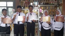 FOTO: Lima siswa SMP Integral Luqman Al Hakim Sumenep yang berhasil meraih medali dalam ajang HKIMO. @by_News9.id