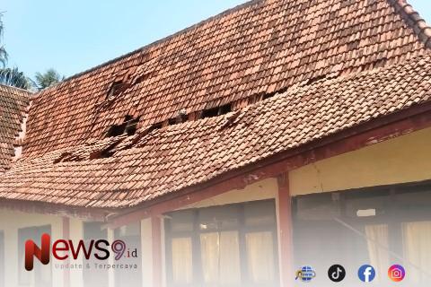 FOTO: Kondisi bangunan kantor pemerintahan yang telah mengalami kerusakan. @by_News9.id