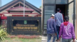 FOTO: Keluarga korban dan beberapa sakasi saat memenuhi panggilan Polresta Sumenep. @by_News9.id