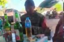 FOTO: Seorang oknum anggota aparat tampak dengan minuman keras di lokasi kegiatan. @by_News9.id