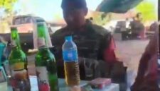 FOTO: Seorang oknum anggota aparat tampak dengan minuman keras di lokasi kegiatan. @by_News9.id