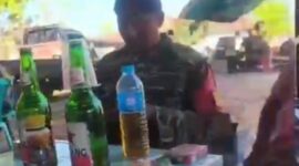FOTO: Seorang oknum anggota aparat tampak dengan minuman keras di lokasi kegiatan. @by_News9.id