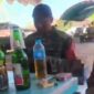 FOTO: Seorang oknum anggota aparat tampak dengan minuman keras di lokasi kegiatan. @by_News9.id