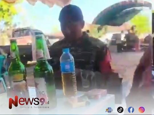 FOTO: Seorang oknum anggota aparat tampak dengan minuman keras di lokasi kegiatan. @by_News9.id