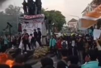 FOTO: Aksi dari ratusan mahasiswa Universitas Sebelas Maret (UNS) Solo, @by_News9.id