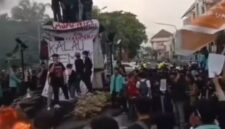 FOTO: Aksi dari ratusan mahasiswa Universitas Sebelas Maret (UNS) Solo, @by_News9.id
