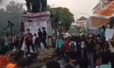 Mahasiswa UNS Geruduk Balai Kota Solo, Tuntut Prabowo-Gibran Mundur