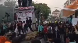 FOTO: Aksi dari ratusan mahasiswa Universitas Sebelas Maret (UNS) Solo, @by_News9.id