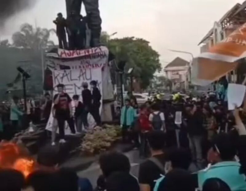 FOTO: Aksi dari ratusan mahasiswa Universitas Sebelas Maret (UNS) Solo, @by_News9.id