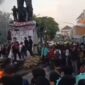 FOTO: Aksi dari ratusan mahasiswa Universitas Sebelas Maret (UNS) Solo, @by_News9.id